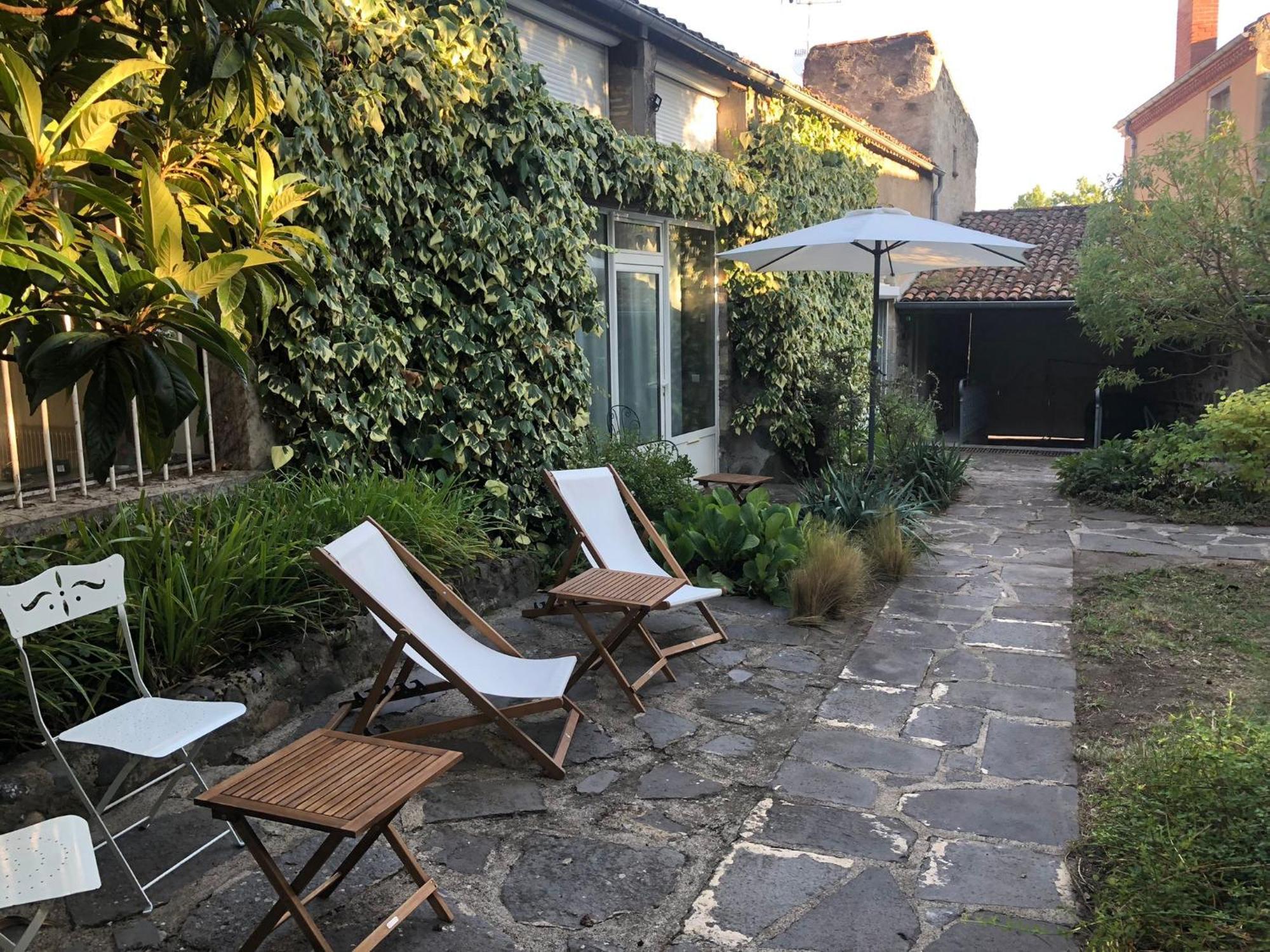 La Cour Carree Hotel Perrier Exterior foto