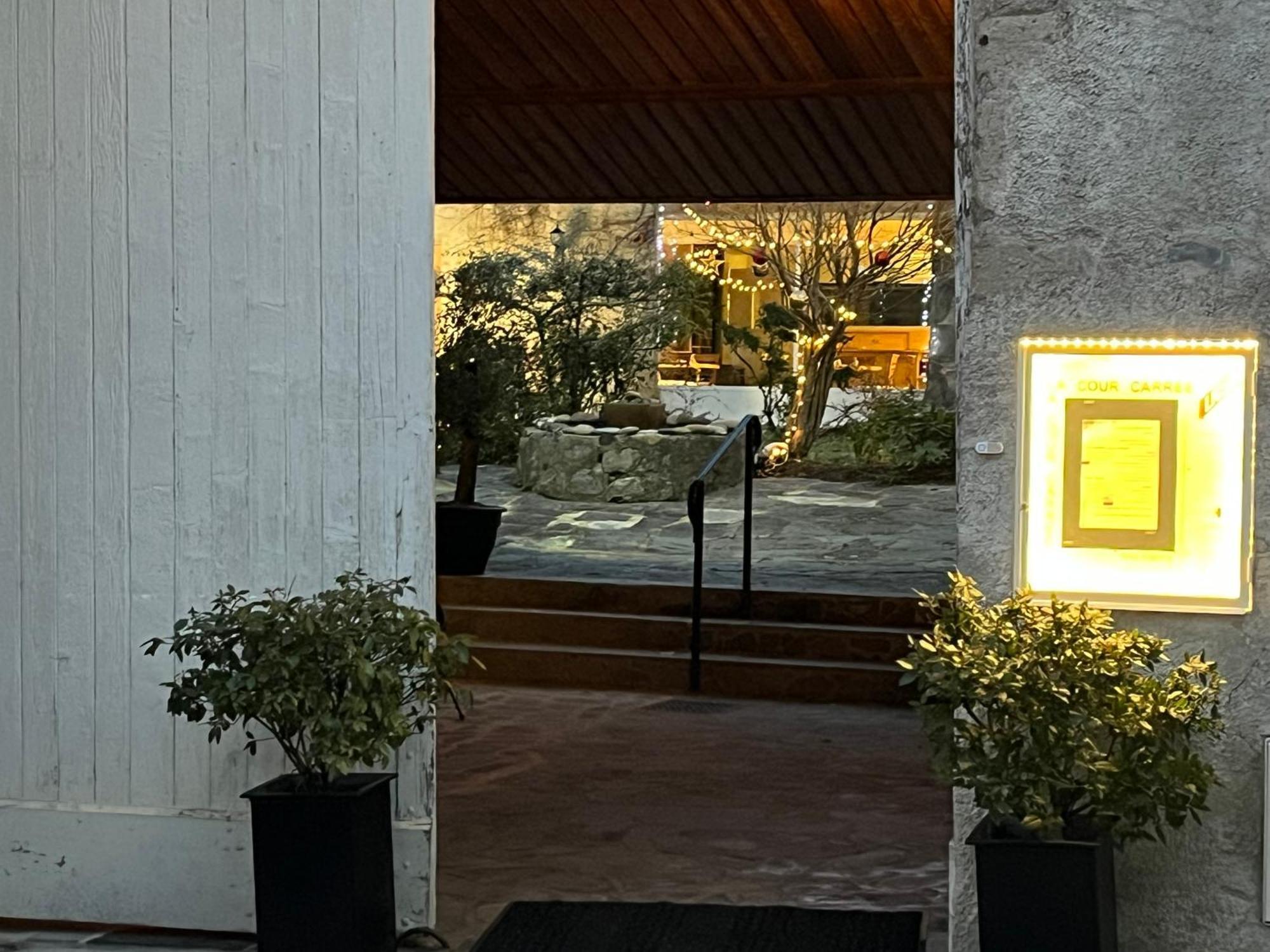 La Cour Carree Hotel Perrier Exterior foto