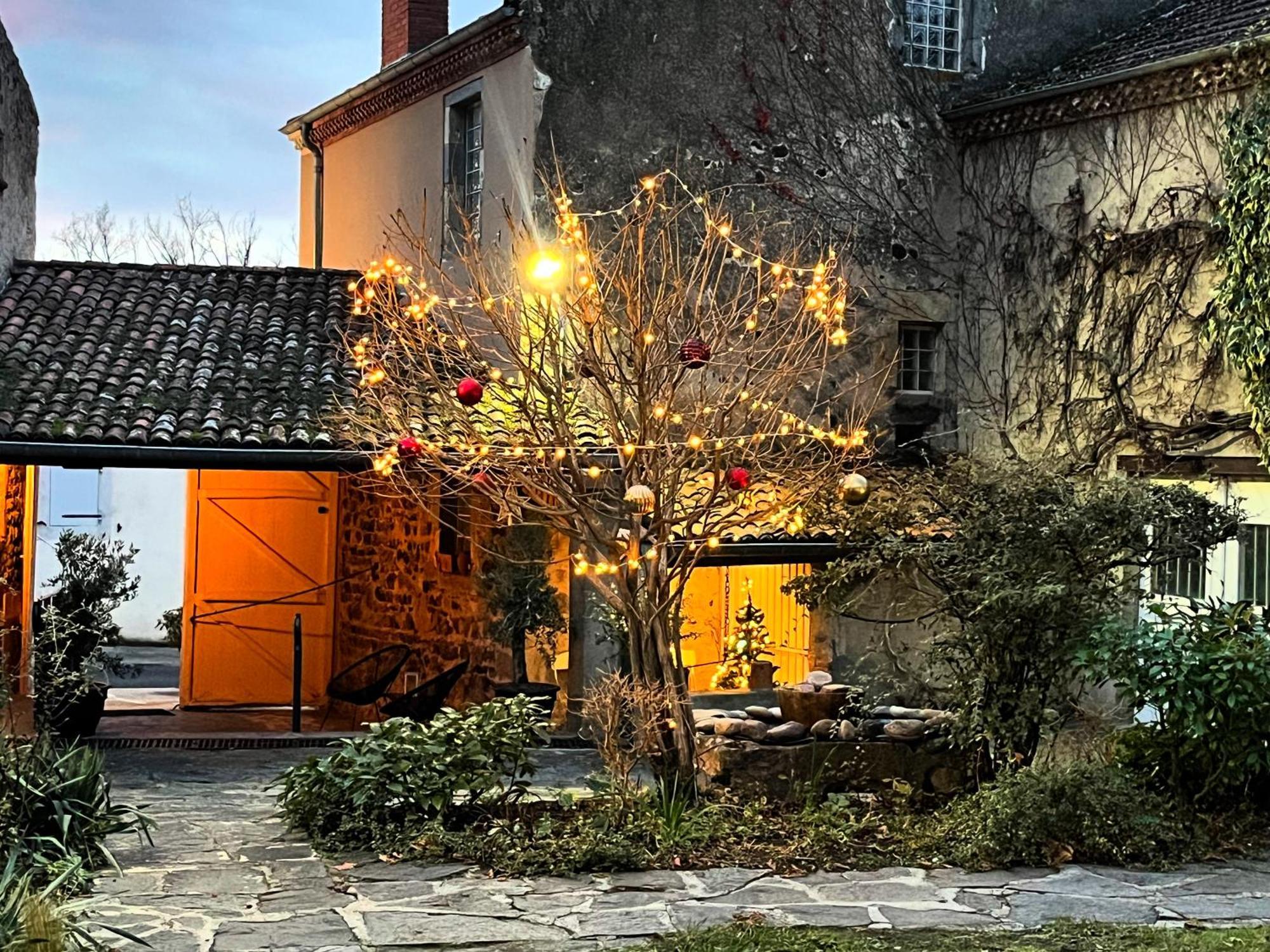 La Cour Carree Hotel Perrier Exterior foto